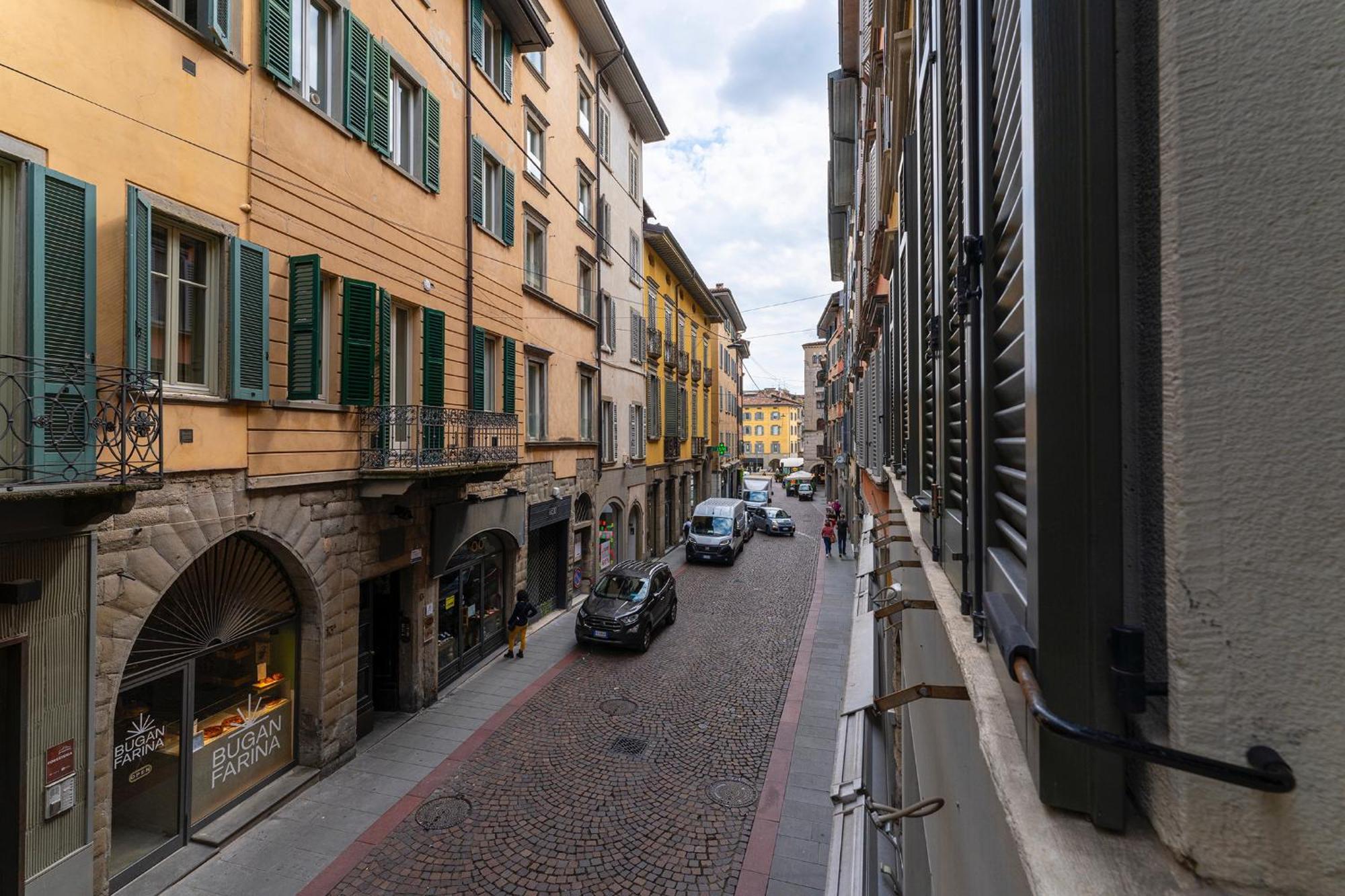 Magic Place Bergamo! Classy Apartment In The Heart Of The City Екстер'єр фото